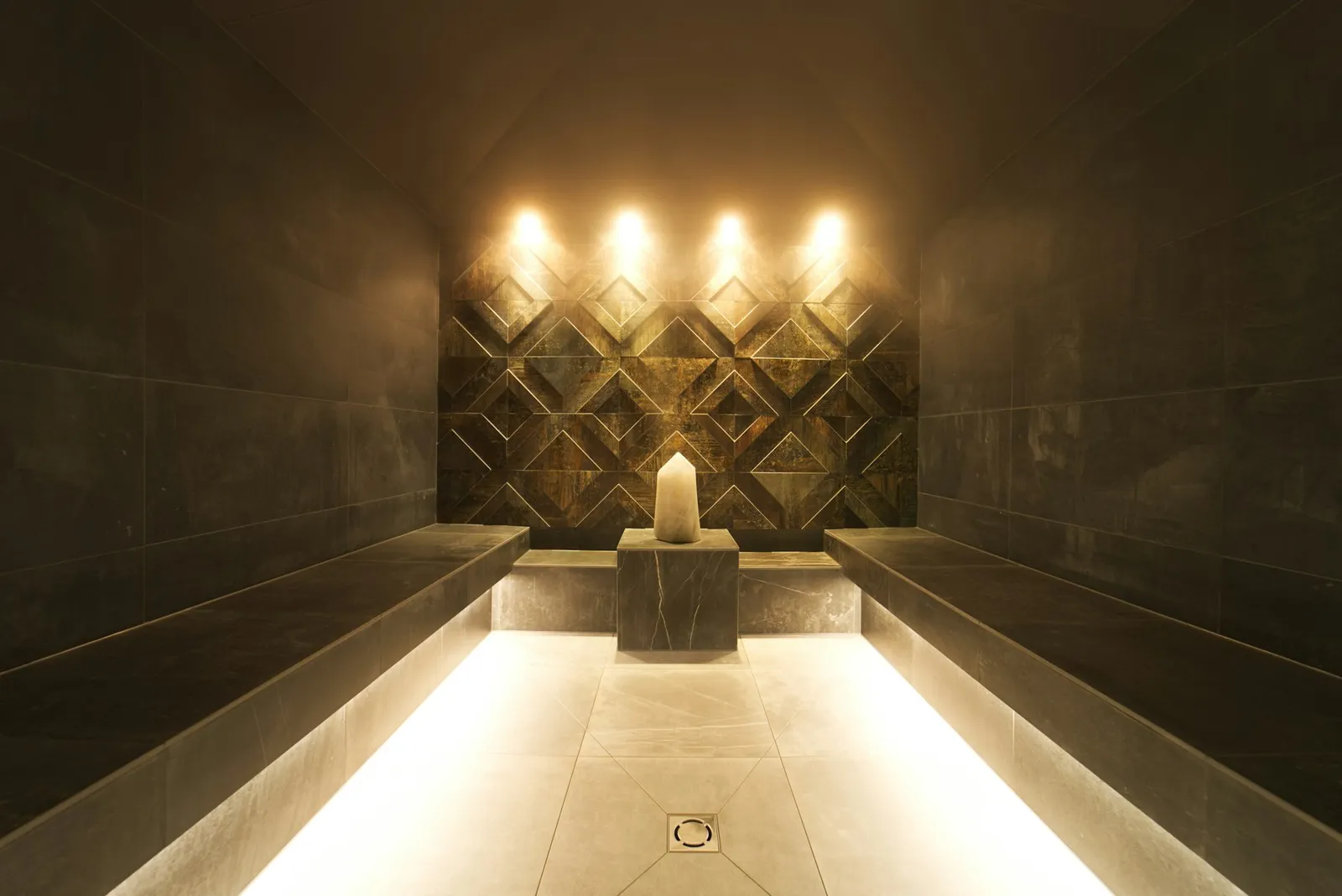 Le hammam éclairé à la bougie
