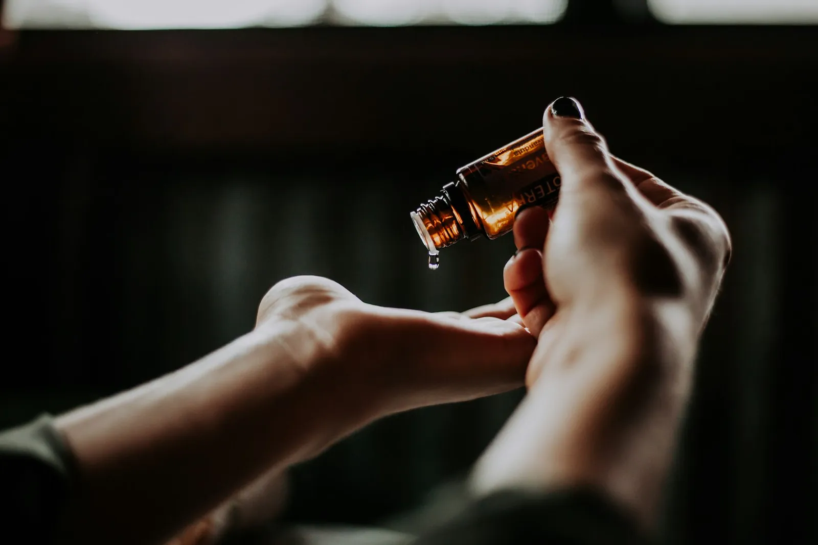 Huile de massage dans un flacon en verre ambré