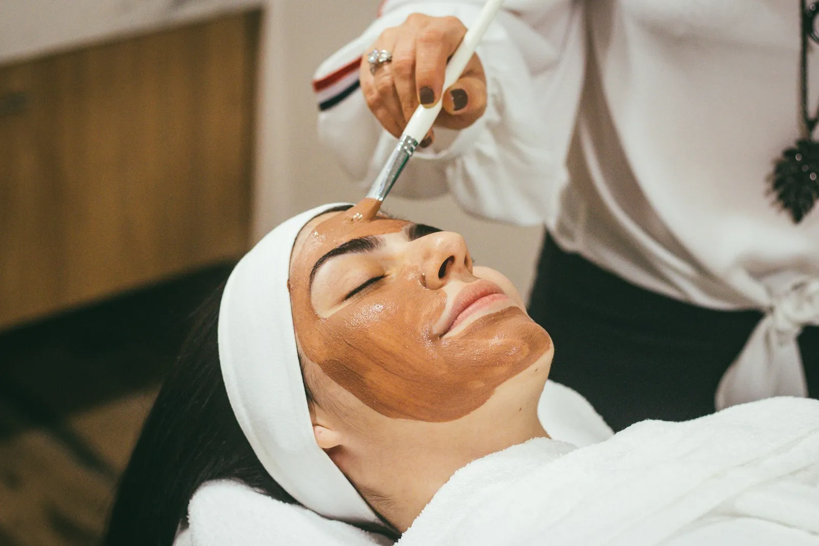 Application d'un masque pendant un soin du visage